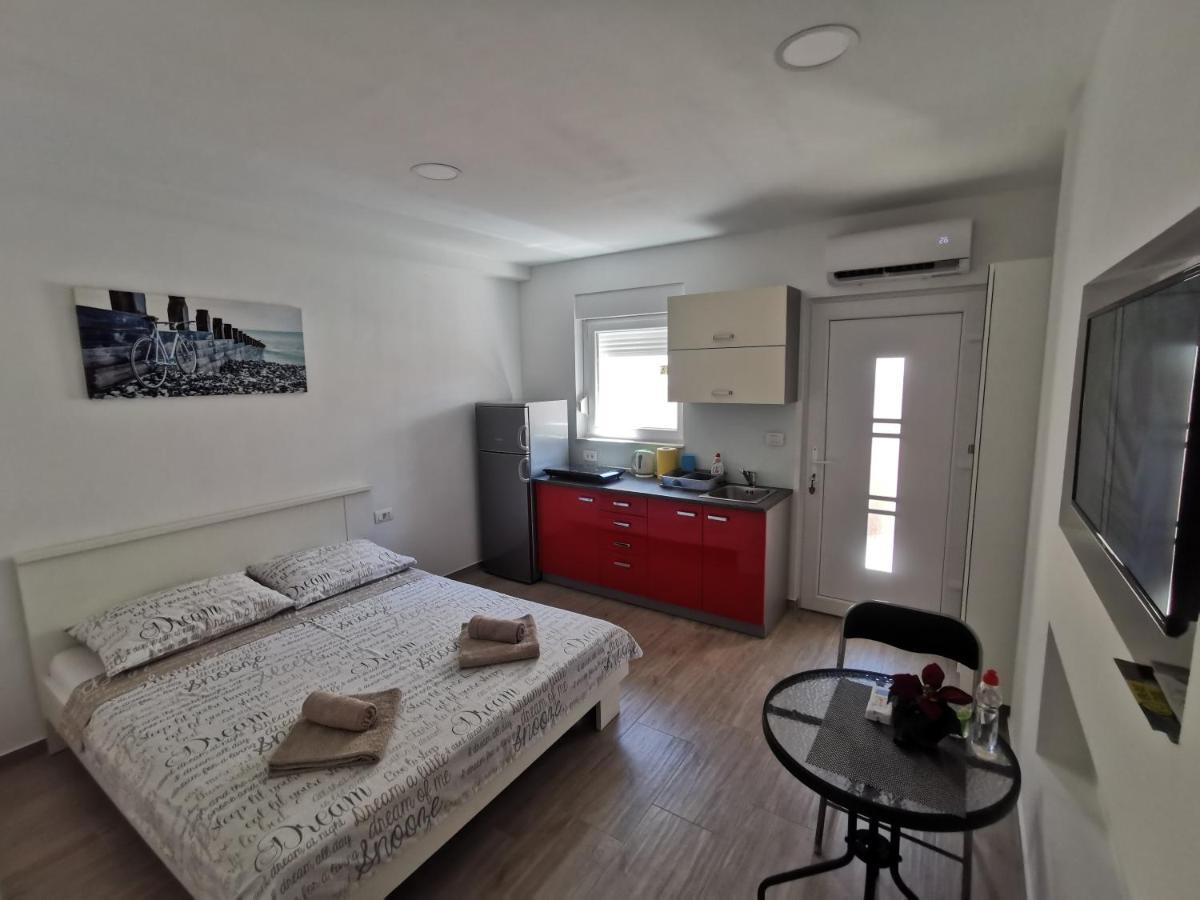 Twins Apartment Pula Exterior photo